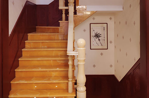 普定中式别墅室内汉白玉石楼梯的定制安装装饰效果